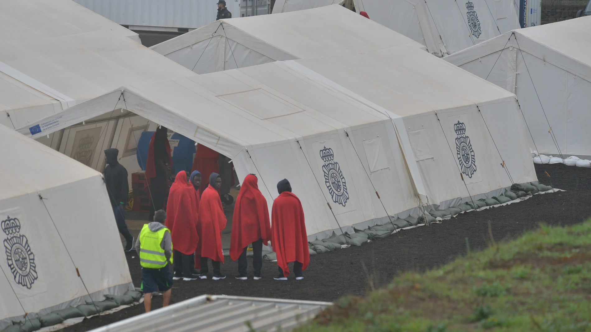 Varios migrantes en el Centro de Acogida Temporal de Extranjeros, a 27 de noviembre de 2023, en San Andrés, El Hierro, Islas Canarias (España). Entre la noche de ayer y la madrugada de hoy han sido rescatados en la isla de El Hierro 122 inmigrantes, que han sido trasladados al nuevo Centro de Acogida Temporal de Extranjeros (CATE).27 NOVIEMBRE 2023;CATE;ACOGIDA;EXTRANJEROS;RESCATADOS;MIGRANTES;INMIGRANTESEuropa Press Canarias27/11/2023