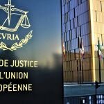 Edificio del Tribunal de Justicia Europeo en Luxemburgo (TJUE), con banderas de los estados miembros de la UE. 