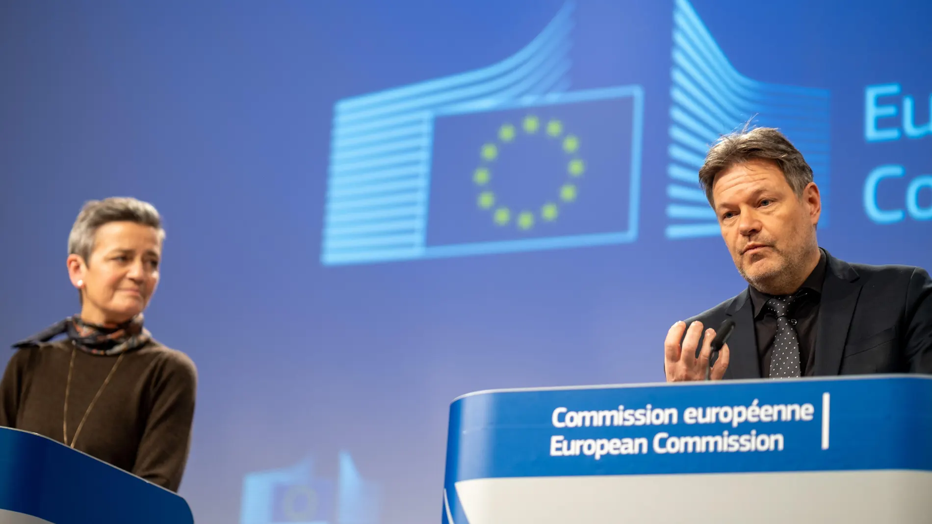Brussels (Belgium), 08/01/2024.- Executive Vice President of the European Commission for A Europe Fit for the Digital Age Margrethe Vestager (L) and German Minister for Economic Affairs and Climate Action Robert Habeck give a press conference on the Northvolt State aid case in Brussels, Belgium, 08 January 2024. The European Commission has approved a 902 million German measure to support Northvolt in the construction of a plant for the production of batteries for electric vehicles to foster t...