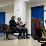 Ambiente en los centros de salud de la capital el día en el que todas las comunidades autónomas salvo Cataluña rechazan exigir de nuevo la mascarilla obligatoria en centros de salud y hospitales como quería el ministerio de Sanidad en estos días de ola de gripes, resfriados y coronavirus 