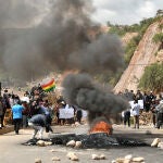 Sectores afines a Evo Morales refuerzan los bloqueos que exigen la renuncia de magistrados