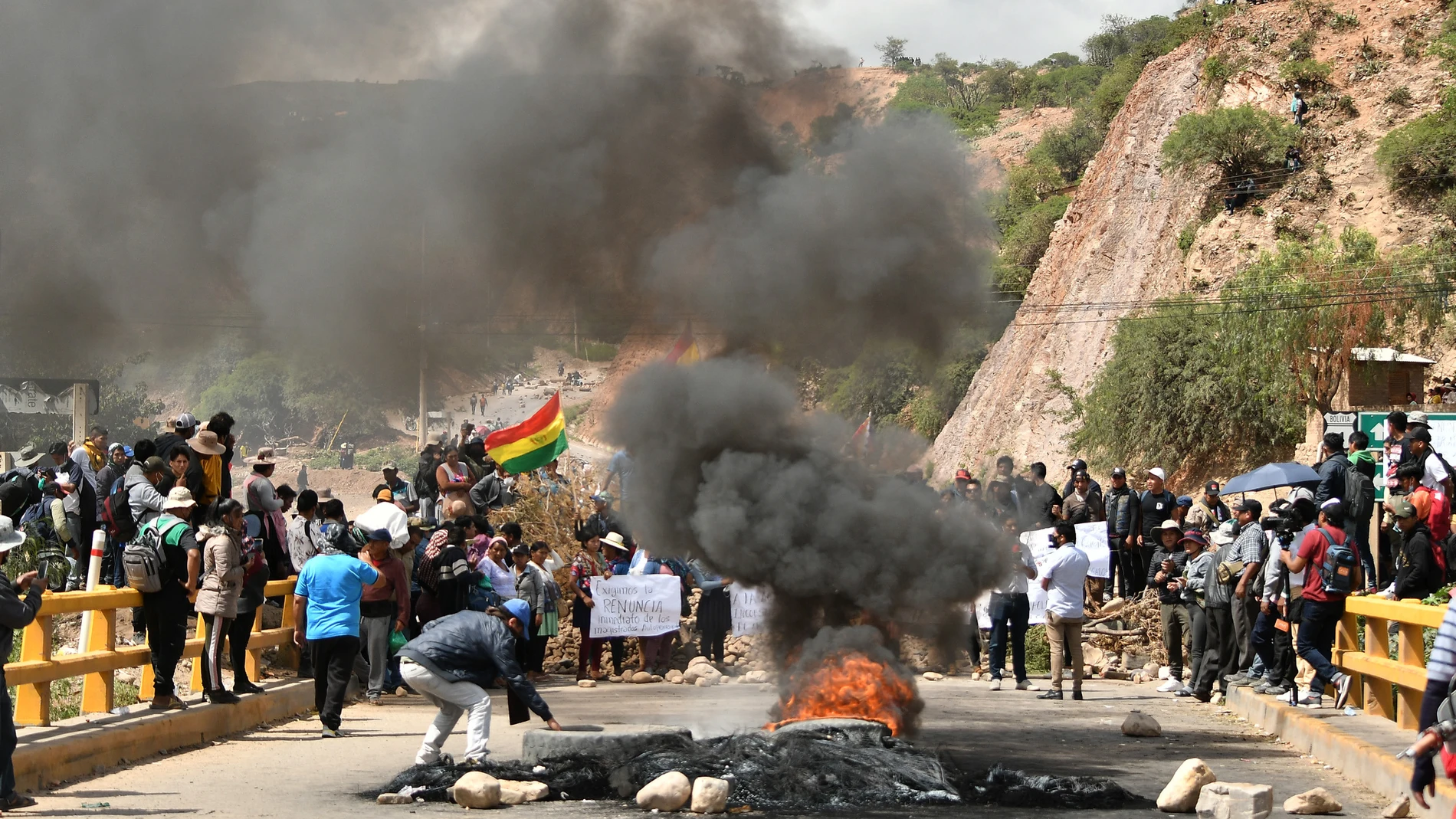 AME1691. SANTA CRUZ (BOLIVIA), 23/01/2024.- Afines al expresidente de Bolivia Evo Morales (2006-2019) bloquean una carretera como medida de presión exigiendo la renuncia de magistrados hoy, en Cochabamba (Bolivia.) Los partidarios del expresidente de Bolivia Evo Morales (2006-2019) reforzaron este martes los bloqueos de caminos en varios puntos del país, con los que exigen la renuncia de los magistrados que extendieron su mandato, luego del aplazamiento de los comicios judiciales que debían c...