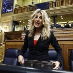 Yolanda Díaz con traje negro en el Congreso.