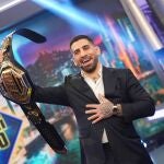 Ilia Topuria muestra su cinturón de campeón de la UFC en 'El Hormiguero'