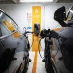 Imagen de coches eléctricos recargando las baterias en un aparcamiento