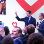 Rafal Trzaskowski, el reelegido alcalde de Varsovia, ayer, junto al primer ministro, Donald Tusk
