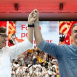 Sánchez acompaña a Salvador Illa en el cierre de campaña del PSC en Barcelona