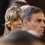 El presidente del gobierno, Pedro Sánchez (d), y su esposa, Begoña Gómez (d), antes de los saludos en el palacio Real durante el décimo aniversario del reinado de Felipe VI, este miércoles en Madrid.