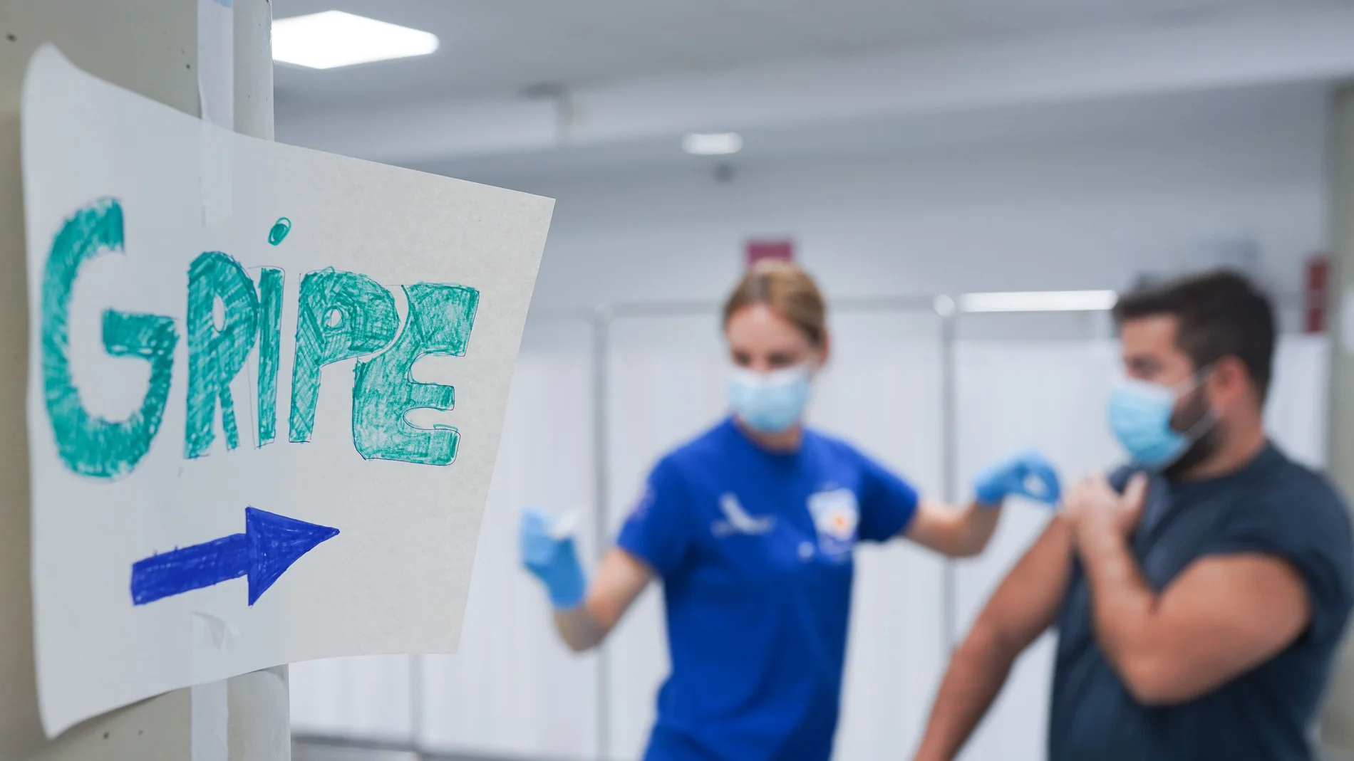 Una persona se vacuna con la vacuna de la gripe, en Sevilla (Andalucía).