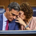 Pedro Sánchez y María Jesús Montero durante un pleno del Congreso de los Diputados. 