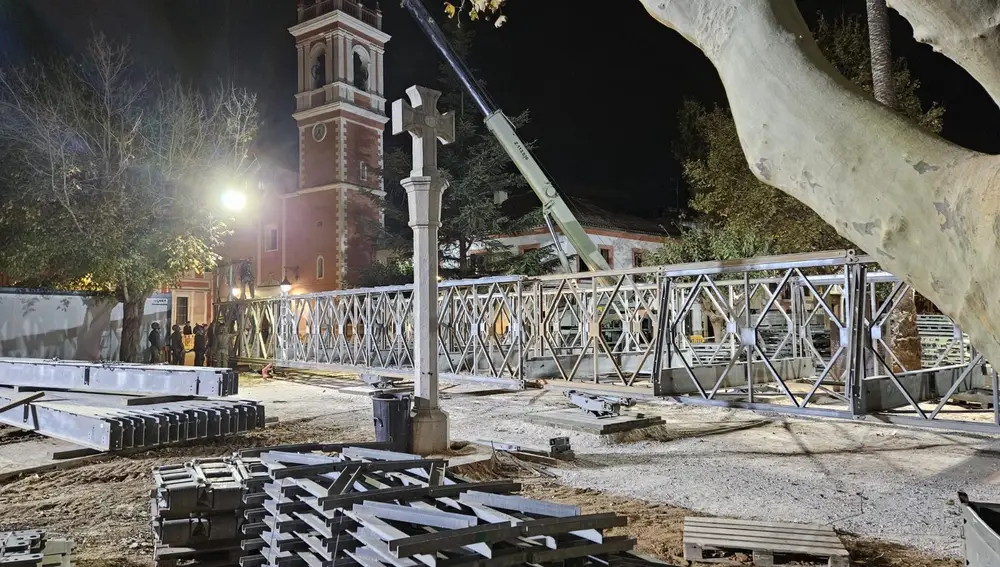 Efectivos del Regimiento de Especialidades de Ingenieros nº 11 del Ejército de Tierra trabajan de noche en Picaña