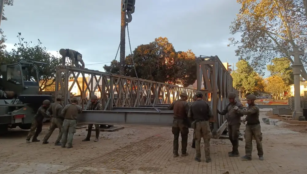 Efectivos del Regimiento de Especialidades de Ingenieros nº 11 del Ejército de Tierra durante la colocación del puente Mabey en Picaña