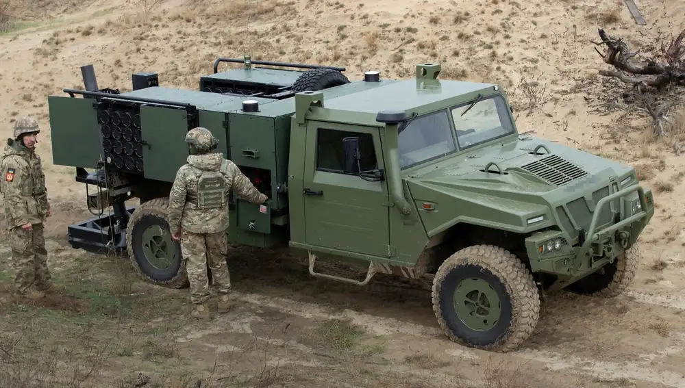 Vehículo Vamtac de fabricación española con un mortero Alakran operado por el Ejército de Ucrania
