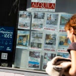 Inmobiliaria con anuncio de venta y alquiler de pisos y casas. 