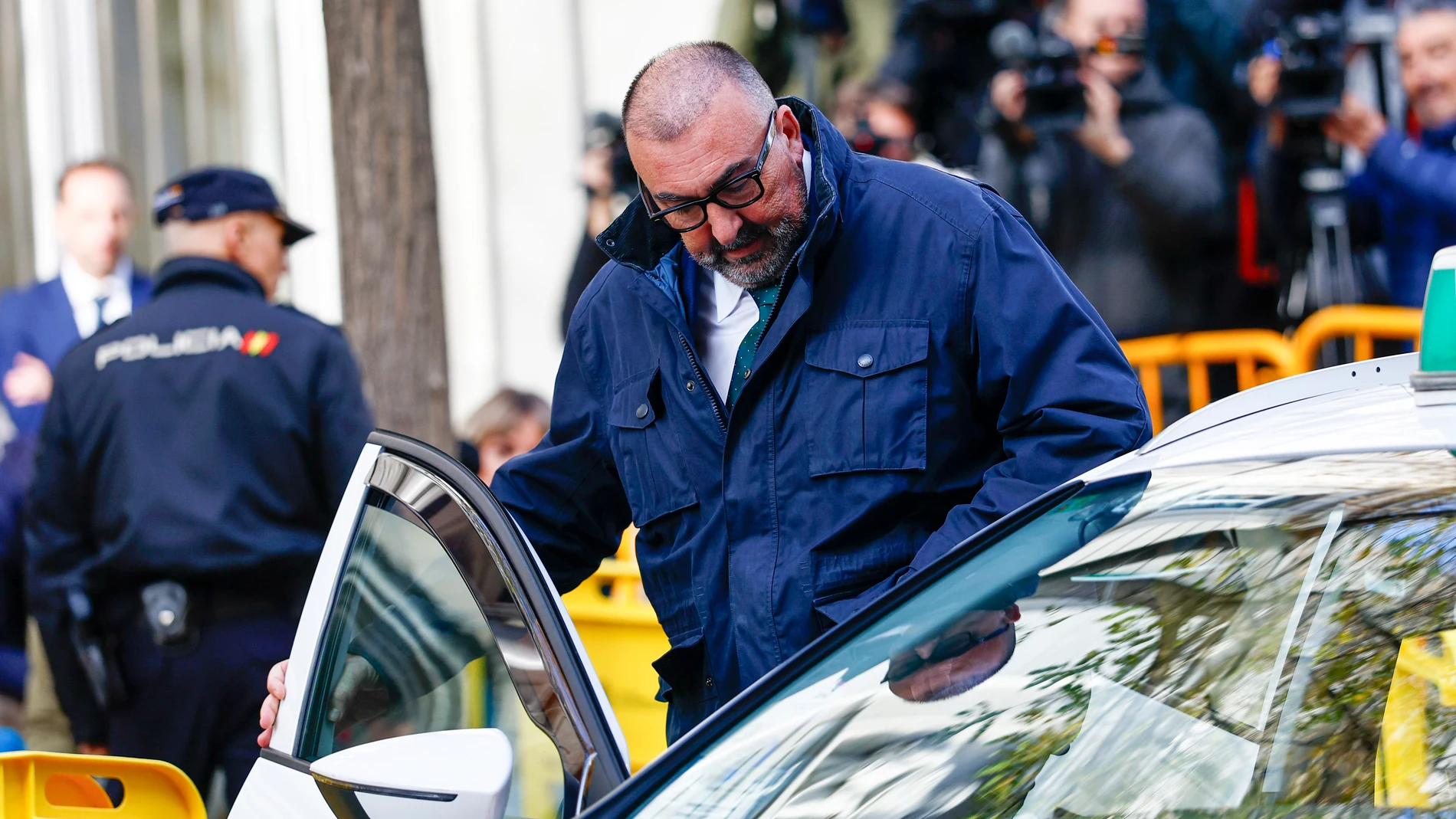 -FOTODELDIA- MADRID (ESPAÑA), 17/12/2024.- Koldo García, durante años asesor del exministro José Luis Ábalos, se sube en un taxi tras declarar este martes al Tribunal Supremo ante el juez, después de que el empresario Víctor De Aldama reiterase ayer que pagó a ambos comisiones y que éstos le dijeron que "una parte" iba para el PSOE. EFE/ Rodrigo Jiménez