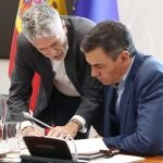 El presidente del Gobierno, Pedro Sánchez, junto al ministro del Interior, Fernando Grande-Marlaska