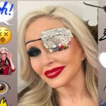 Alaska con su nuevo parche en el ojo