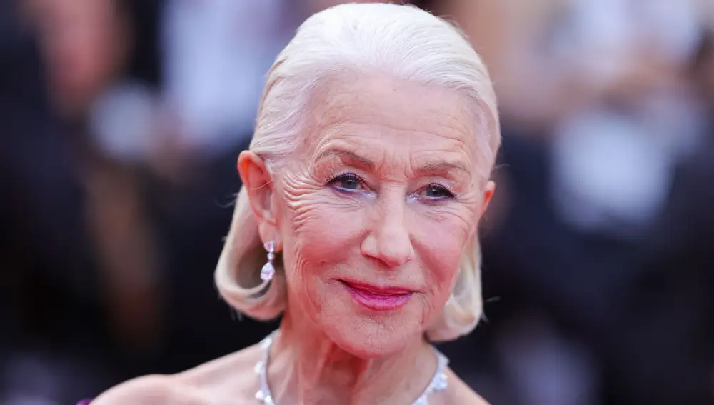 Helen Mirren con corte de pelo long bob con canas.