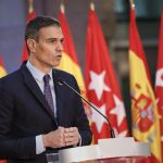Pedro Sánchez durante la "cumbre de las banderas" en Sol en 2020