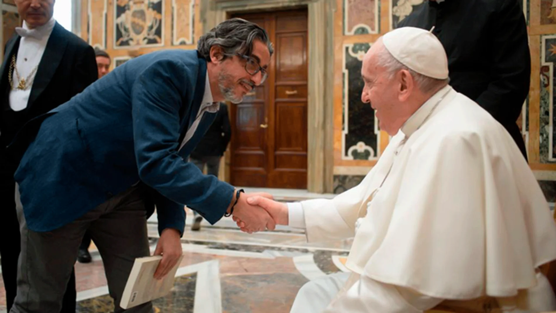 Jesús Bastante saludando al Papa Francisco