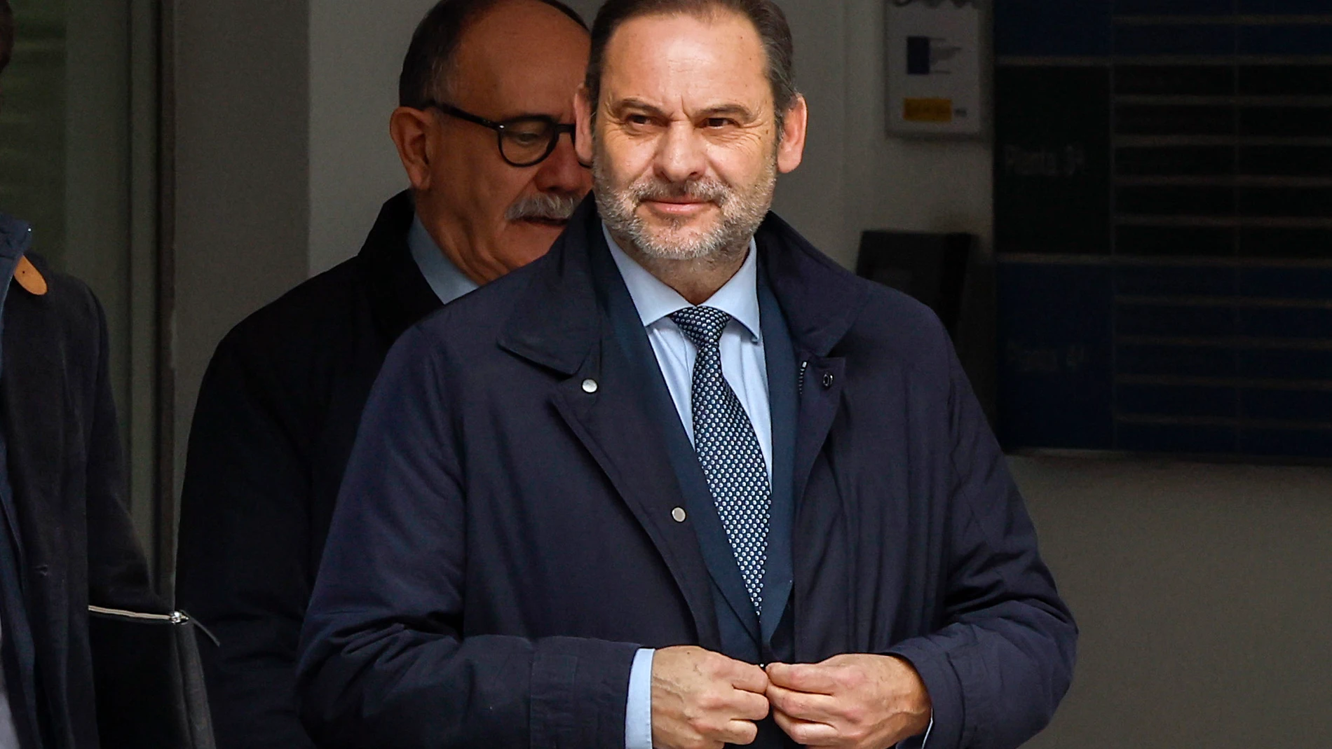 MADRID, 20/02/2025.- El exministro José Luis Ábalos tras salir del Tribunal Supremo, donde ha acudido para declarar como investigado en el denominado caso Koldo, que gira en torno al presunto cobro de comisiones en contratos de mascarilas en pandemia. EFE/ Chema Moya
