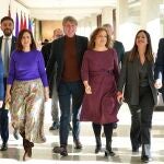 Martínez junto a Rubio, Iratxe García, Tudanca, Esther Peña o De la Rosa por los pasillos de las Cortes tras la interparlamentaria