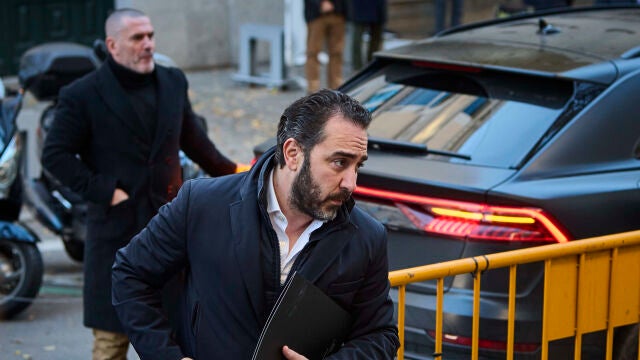 El empresario Víctor de Aldama, el considerado comisionista de la trama de adjudicaciones públicas de mascarillas en plena pandemia, baja del coche conducido por el líder de Desokupa, Daniel Esteve a su llegada al Tribunal Supremo donde el juez Leopoldo Puente le interroga como investigado. 