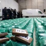 Una operación conjunta de la Policía Nacional y el Servicio de Vigilancia Aduanera que se ha saldado con la incautación de 13 toneladas de cocaína en un contenedor en el puerto de Algeciras (Cádiz), la mayor en la historia del narcotráfico en España. 