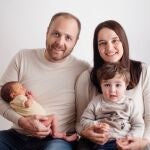 Anna, junto a su marido y sus hijos, Biel y Marc