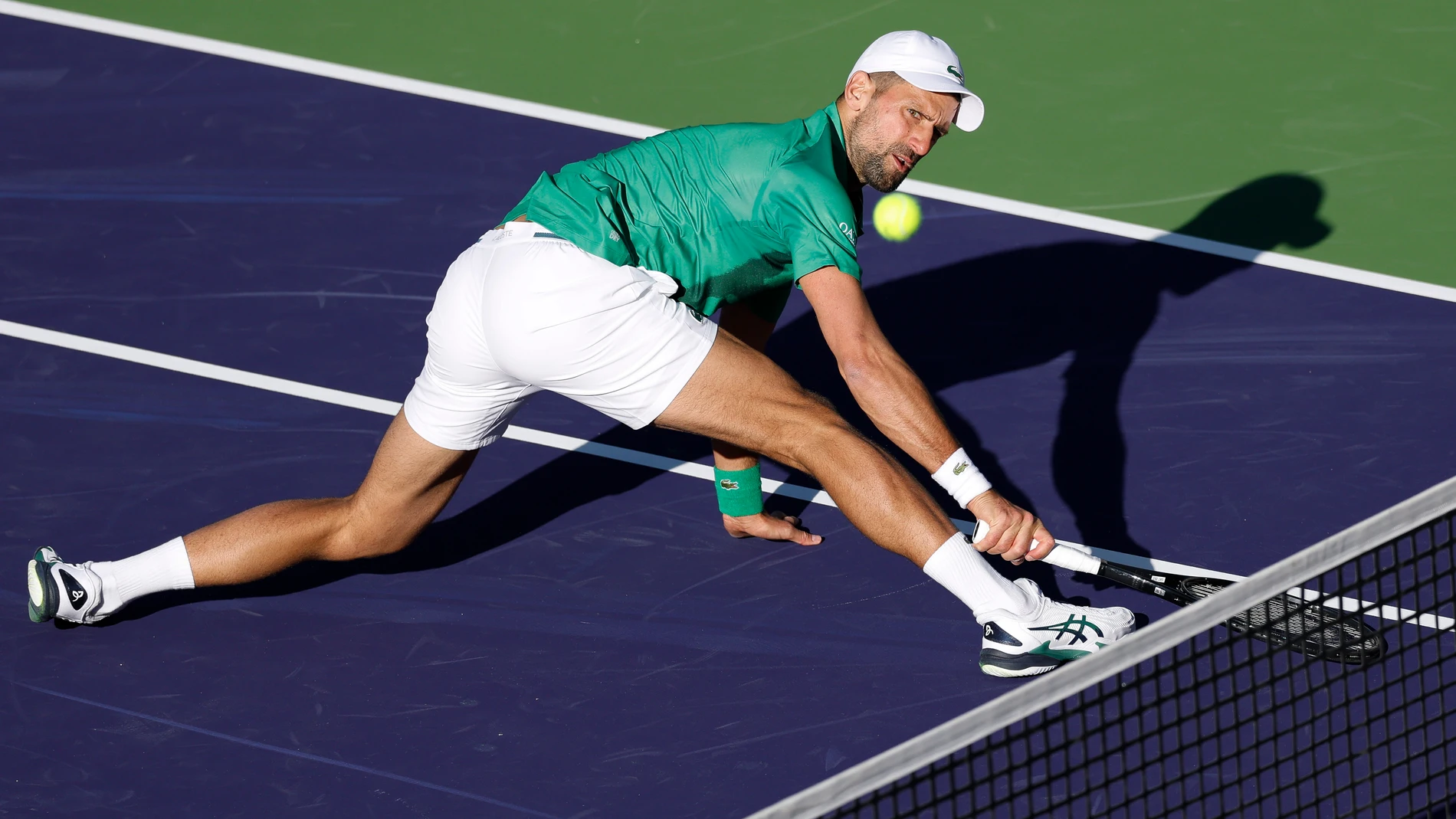 INDIAN WELLS (United States), 08/03/2025.- Novak Djokovic of Serbia in action against Botic Van de Zandschulp of the Netherlands during their men's second round match at the BNP Paribas Open tennis tournament in Indian Wells, California, USA, 08 March 2025. (Tenis, Países Bajos; Holanda) EFE/EPA/JOHN G. MABANGLO