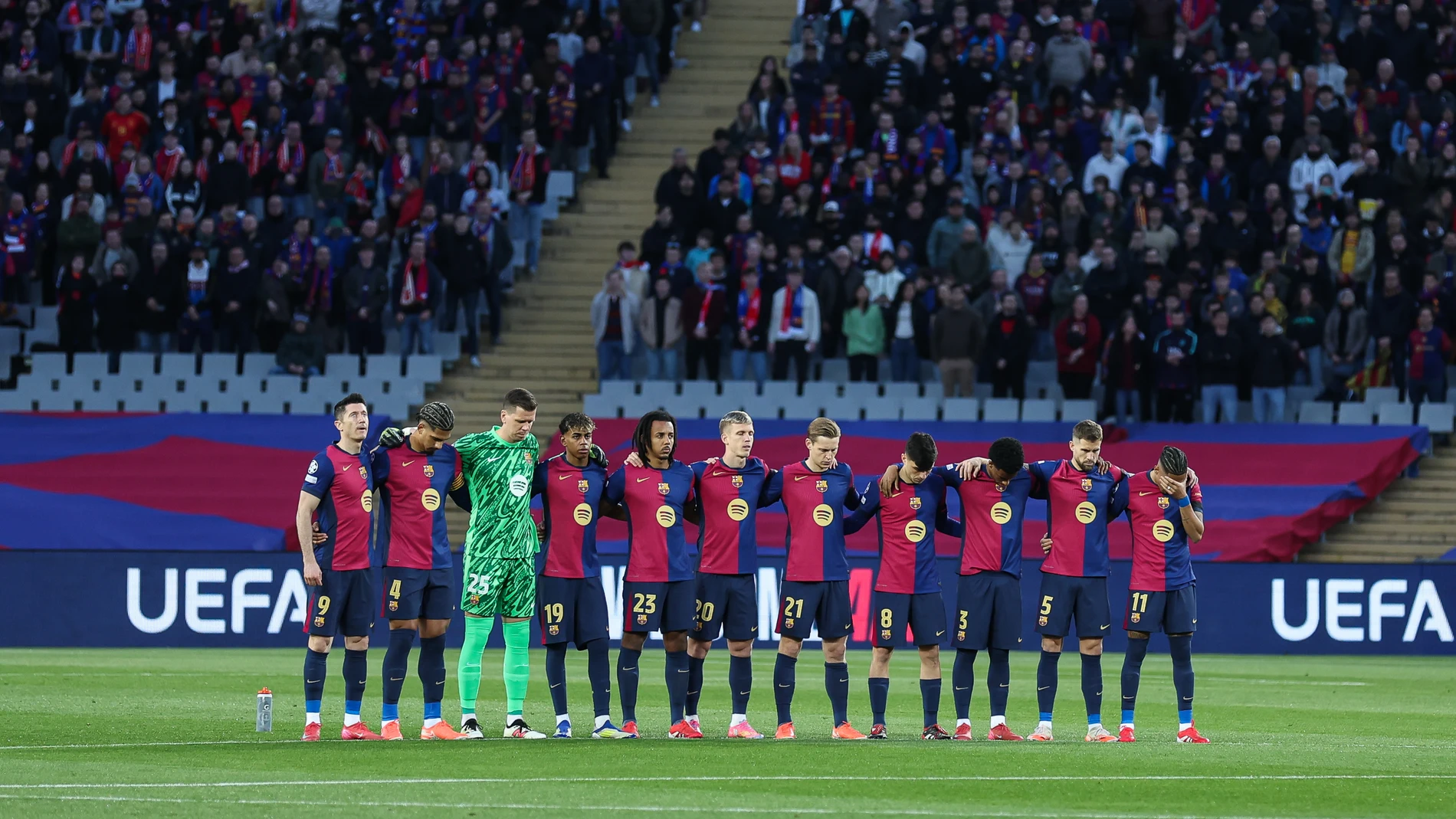 Players of FC Barcelona during silent minute during the UEFA Champions League 2024/25 Round of 16 second leg, match between FC Barcelona and SL Benfica at Estadi Olimpic Lluis Companys March 11, 2025 in Barcelona, Spain. AFP7 11/03/2025 ONLY FOR USE IN SPAIN