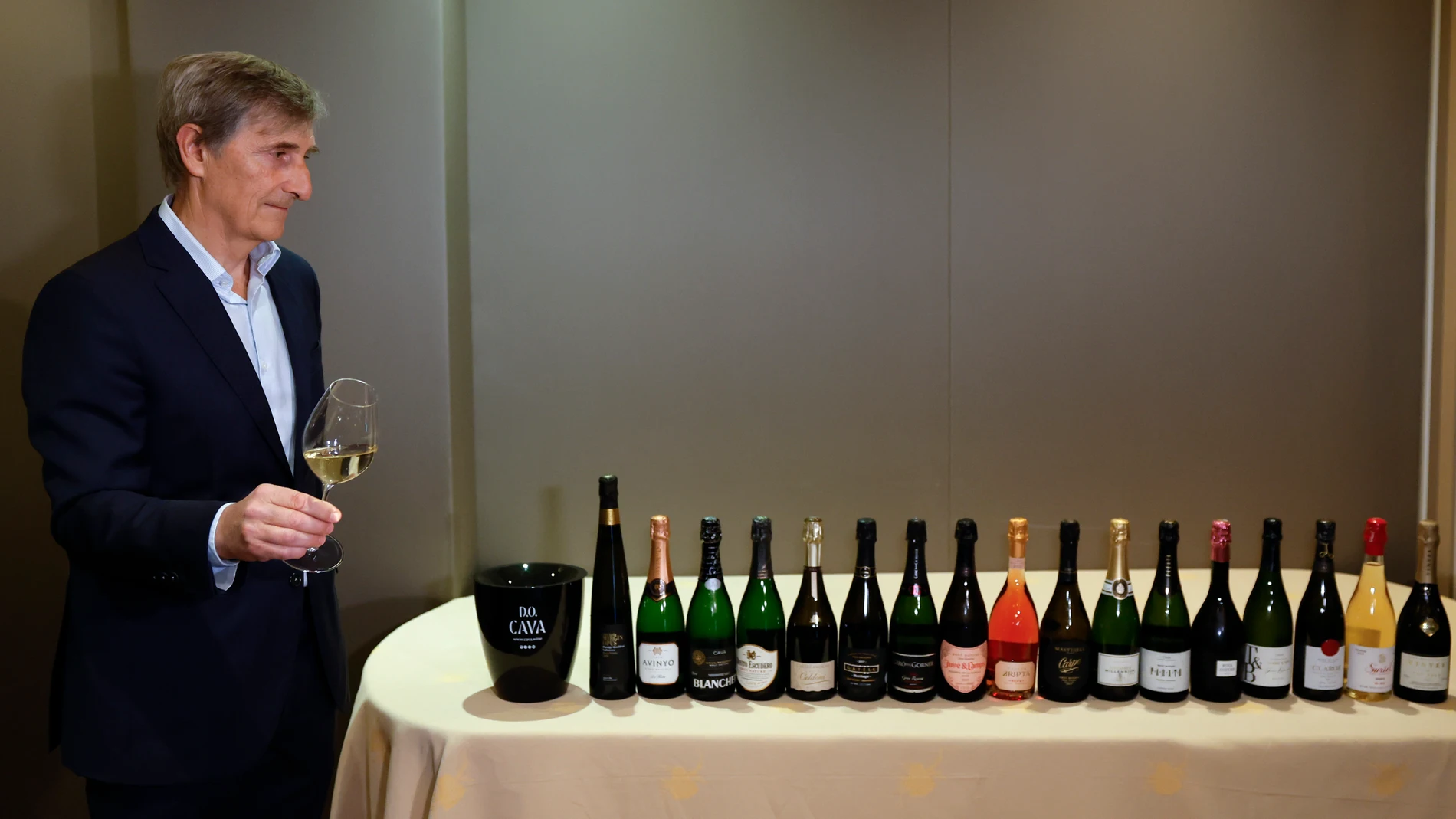 GRAFCAT5476. BARCELONA (ESPAÑA), 18/03/2025.-El presidente del consejo regulador de la Denominación de Origen Cava, que aglutina a los principales productores del sector, Javier Pagès, durante la presentación de los resultados económicos de 2024, tras haber facturado un récord de 2.200 millones el año anterior y, en la que se ha anunciado que los productores de cava cerraron 2024 con un volumen de ventas global de 218 millones de botellas vendidas, un 13,4 % menos.EFE/ Toni Albir