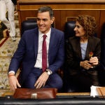 El presidente del Gobierno, Pedro Sánchez y la vicepresidenta primera y ministra de Hacienda, María Jesús Montero, durante una sesión de control al Gobierno, en el Congreso de los Diputados
