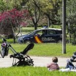 Un coche de Policía patrulla por el jardín del turia