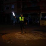 Un policía dirige el tráfico en la localidad de Paiporta días después del paso de la dana