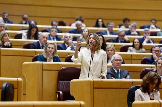 MADRID, 22/04/2025.- La portavoz popular en la cámara, Alicia García, interviene durante la sesión de control al Gobierno celebrada por el pleno del Senado, este martes en Madrid. EFE/ Rodrigo Jiménez