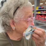 La mujer emocionada en el Mercadona