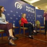 Marco Morala presenta jornada en la qu ehan participado Alicia García y Ester Muñoz
