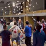 Insultos y billetes a la cara: tensión entre jugadores, directiva y aficionados del Sevilla