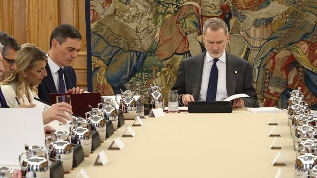 MADRID, 24/04/2025.-El rey Felipe VI, acompañado del presidente del gobierno Pedro Sánchez, preside la reunión del Consejo de Seguridad Nacional, este jueves en el Palacio de la Zarzuela en Madrid.- EFE/ Pool Moncloa/Fernando Calvo***SOLO USO EDITORIAL/SOLO DISPONIBLE PARA ILUSTRAR LA NOTICIA QUE ACOMPAÑA (CRÉDITO OBLIGATORIO)***
