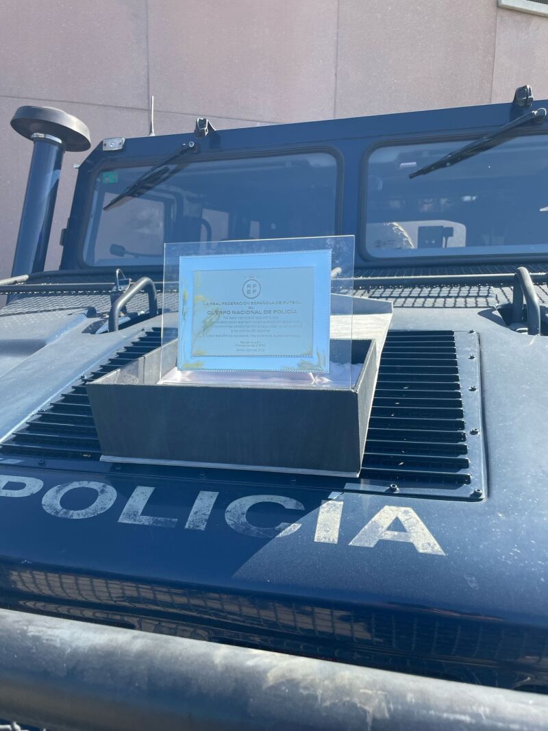 La placa entregada a la Policía en los prolegómenos de la final de la Copa del Rey