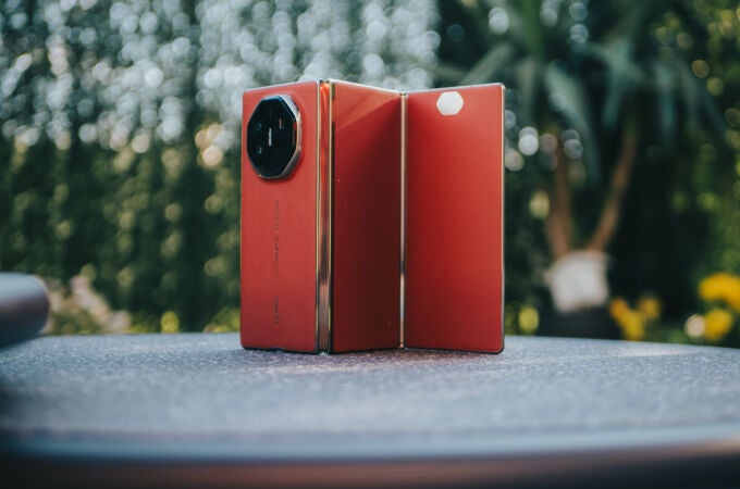 El HUAWEI Mate XT, en color rojo