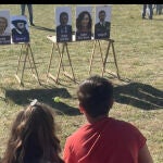 Niños en Villalar participan en el lanzamiento de pelotazos a Ayuso, FelipeVI o Sánchez.