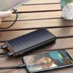 No vuelvas a quedarte sin batería en el móvil tras un apagón: esta batería con panel solar es la solución 