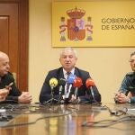Nicanor Sen atiende a la prensa junto al coronel jefe de la Comandancia de la Guardia Civil de León, Julio Andrés Gutiérrez, y el jefe superior de Policía de Castilla y León, Juan Carlos Hernández 