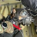 Panzer, uno de los perros de operaciones especiales preparándose para saltar en paracaídas antes de la misión.