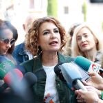 La secretaria general del PSOE-A, María Jesús Montero, atiende a los medios