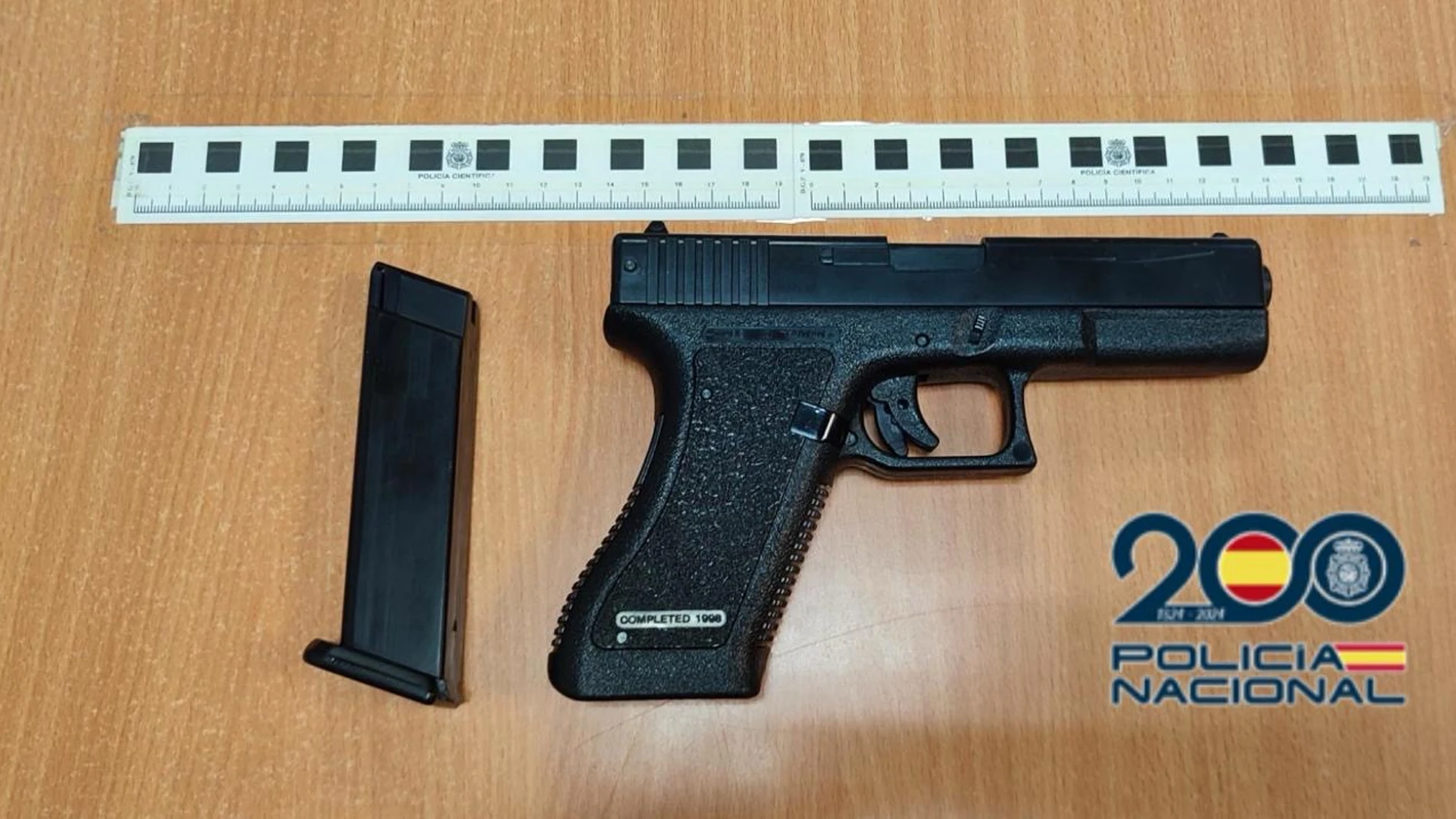 Pistola intervenida por la policía con la que el detenido golpeó al joven en Valladolid