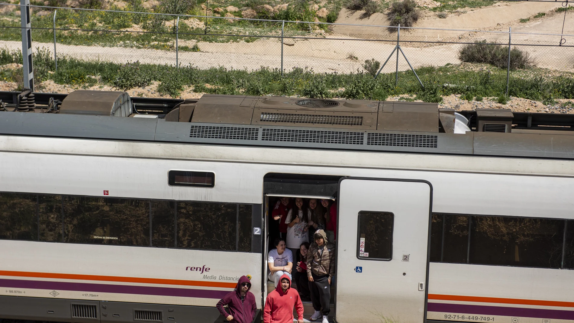 Un tren estacionado en mitad de la vía debido al apagón en la ciudad de Albacete, a 28 de abril de 2025, en Albacete, Castilla-La Mancha (España).