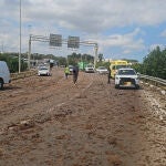 Vista de la zona del aeropuerto de Ben Gurion en Tel Aviv en la que cayó un proyectil que causó seis heridos, cuatro con lesiones directamente relacionadas con la explosión y otros dos camino a refugios, informó el MDA, que no reporta ningún caso grave. Seis personas resultaron heridas por la caída de un proyectil en la zona del aeropuerto de Ben Gurion en Tel Aviv, de las cuales cuatro sufrieron lesiones directamente relacionadas con la explosión